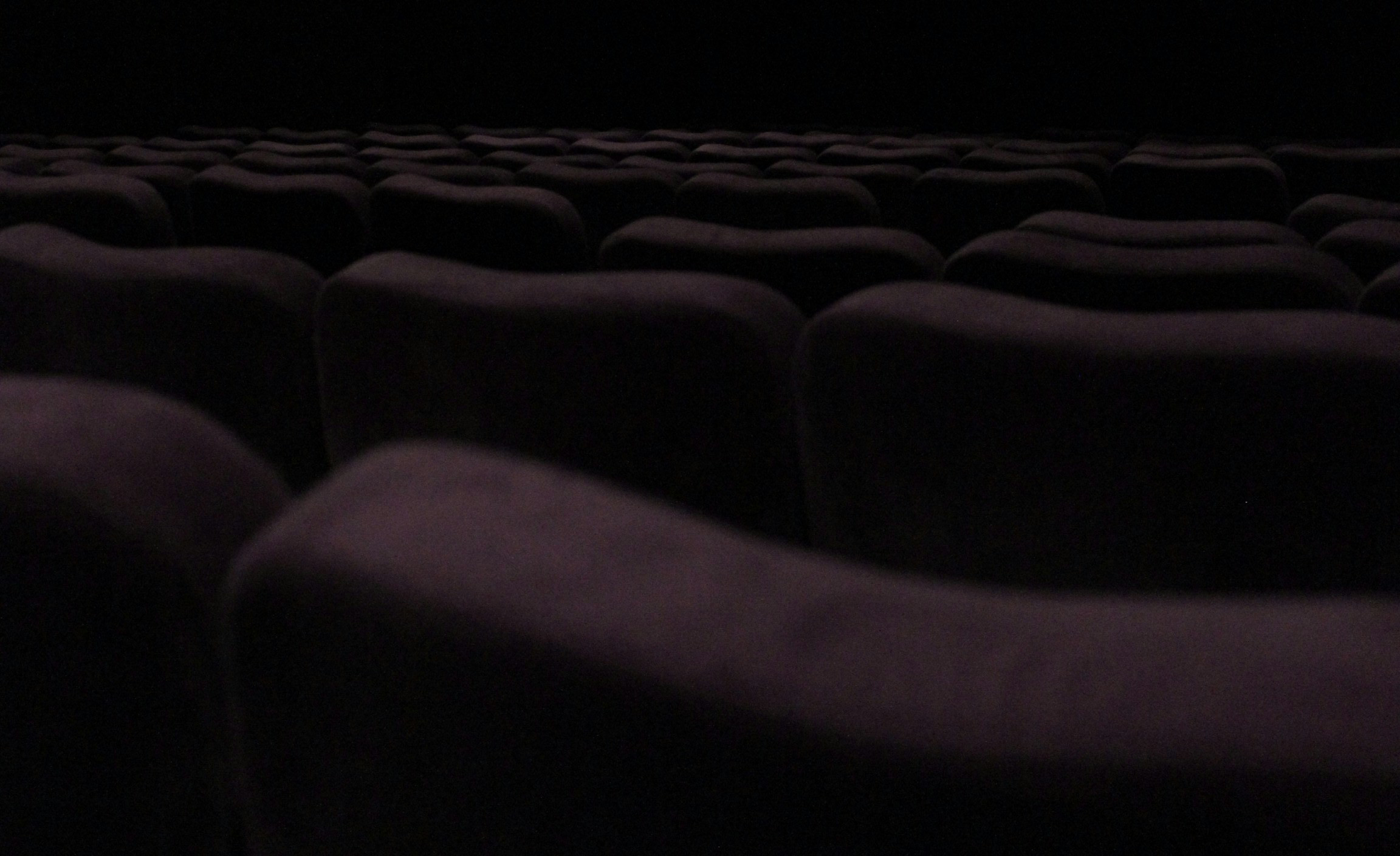 Immagine di poltrone di platea teatrale